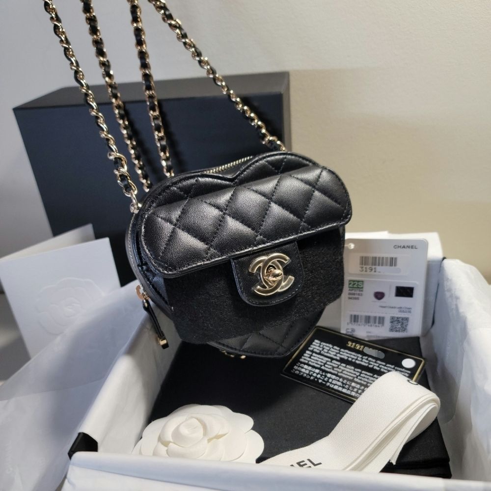 ❌️SOLD❌️ Chanel Heart Bag - Picture 3 of 12